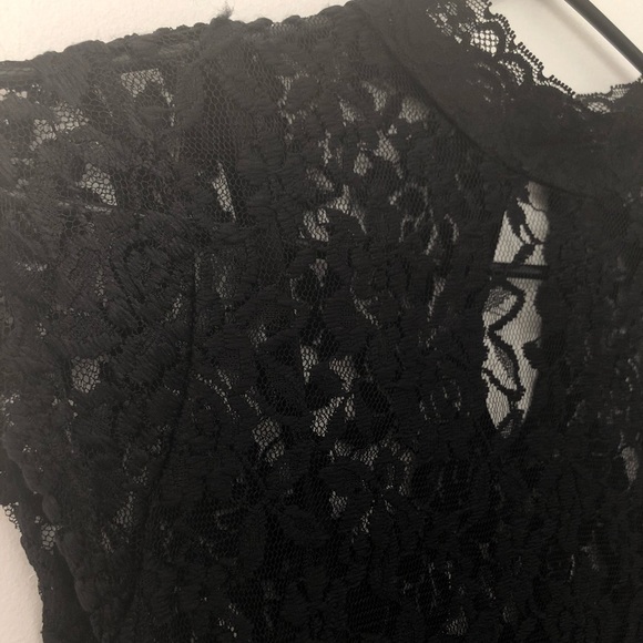 Lace mock neck top with black tank - Picture 4 of 5